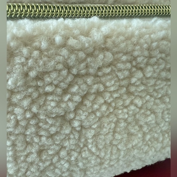 ✨SHISEIDO ✨makeup bag
- spacious
- many pockets for organization - Picture 7 of 7